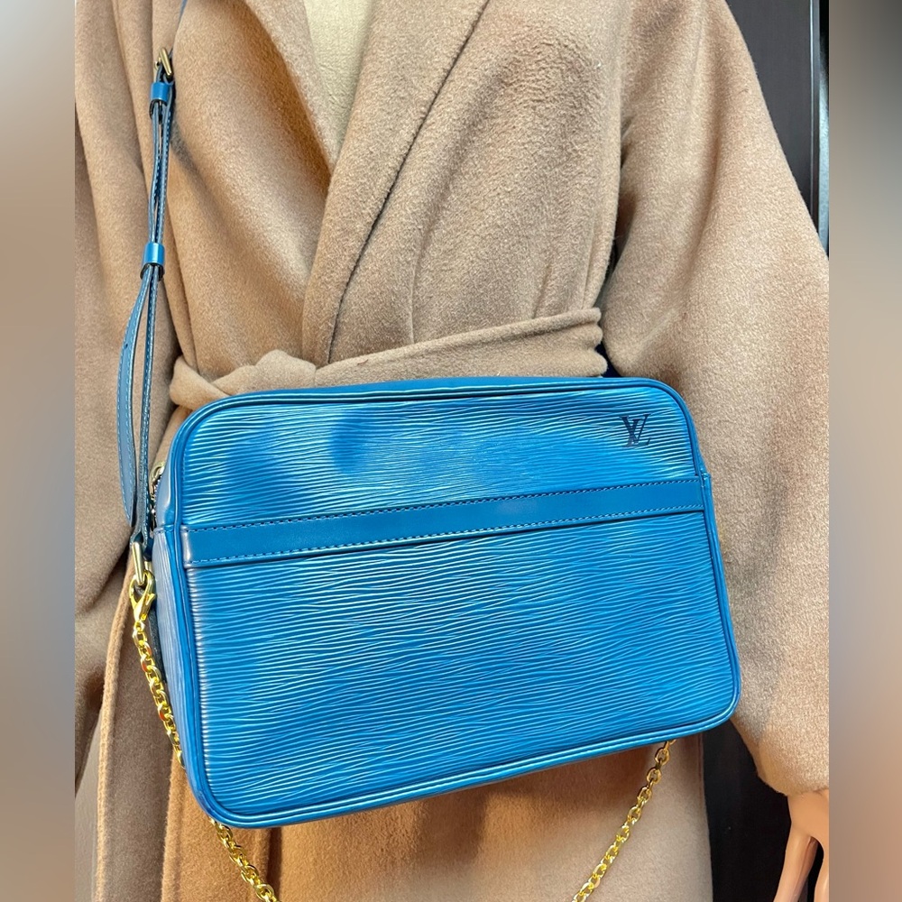 Authentic vintage Louis Vuitton Epi leather crossbody bag MI1906